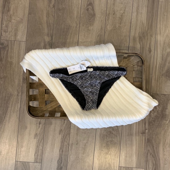 ⭐️Brand New⭐️ 2 piece Hollister Bathing Suit - Picture 4 of 5